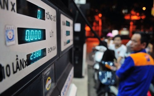 Năm 2013, xăng dầu đã có 10 lần điều chỉnh giá, trong đó 6 lần tăng. Từ đầu năm 2014 đến ngày 7/7, xăng dầu đã 5 lần điều chỉnh tăng giá. 
