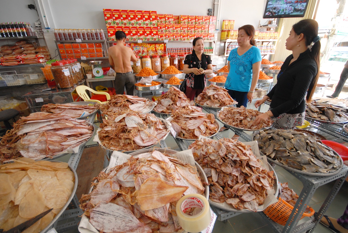 Thị trường mực khô ở miền Tây đang bán rất chạy vì giá rẻ.