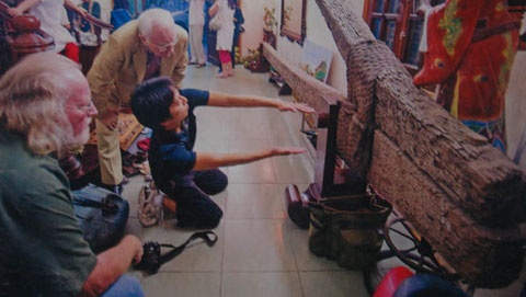 Các chuyên gia nước ngoài trong thời gian nghiên cứu, tìm hiểu chiếc mỏ neo của ông Địch.