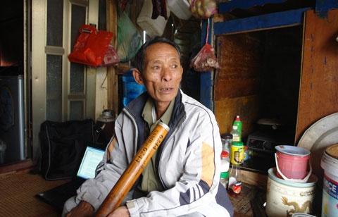 Ông Nguyễn Văn Mười - người dân làng chài Bãi Giữa (sông Hồng) - người tìm thấy chiếc mỏ neo cổ hai ngạnh trong một lần đi... xăm củi!