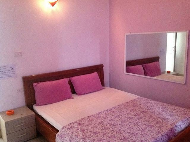 Nhà nghỉ phòng điều hoà cho thuê theo giờ, giá 150.000 đồng/giờ.