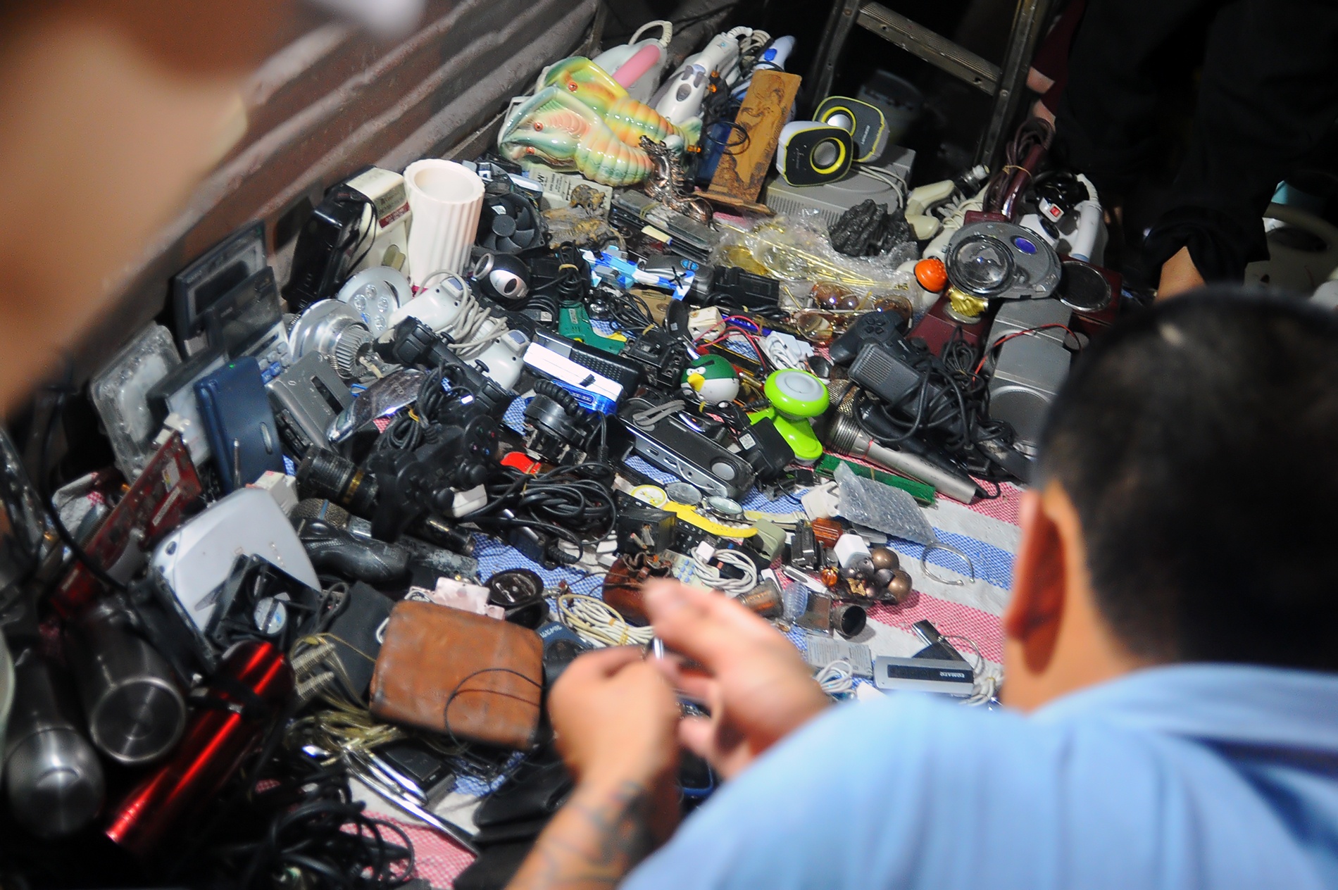 Ngoài chợ Hòa Bình, ở Hà Nội còn có một nơi chuyên bán đồ đồng nát là chợ tạm cạnh hồ Hoàng Cầu và Đê La Thành.