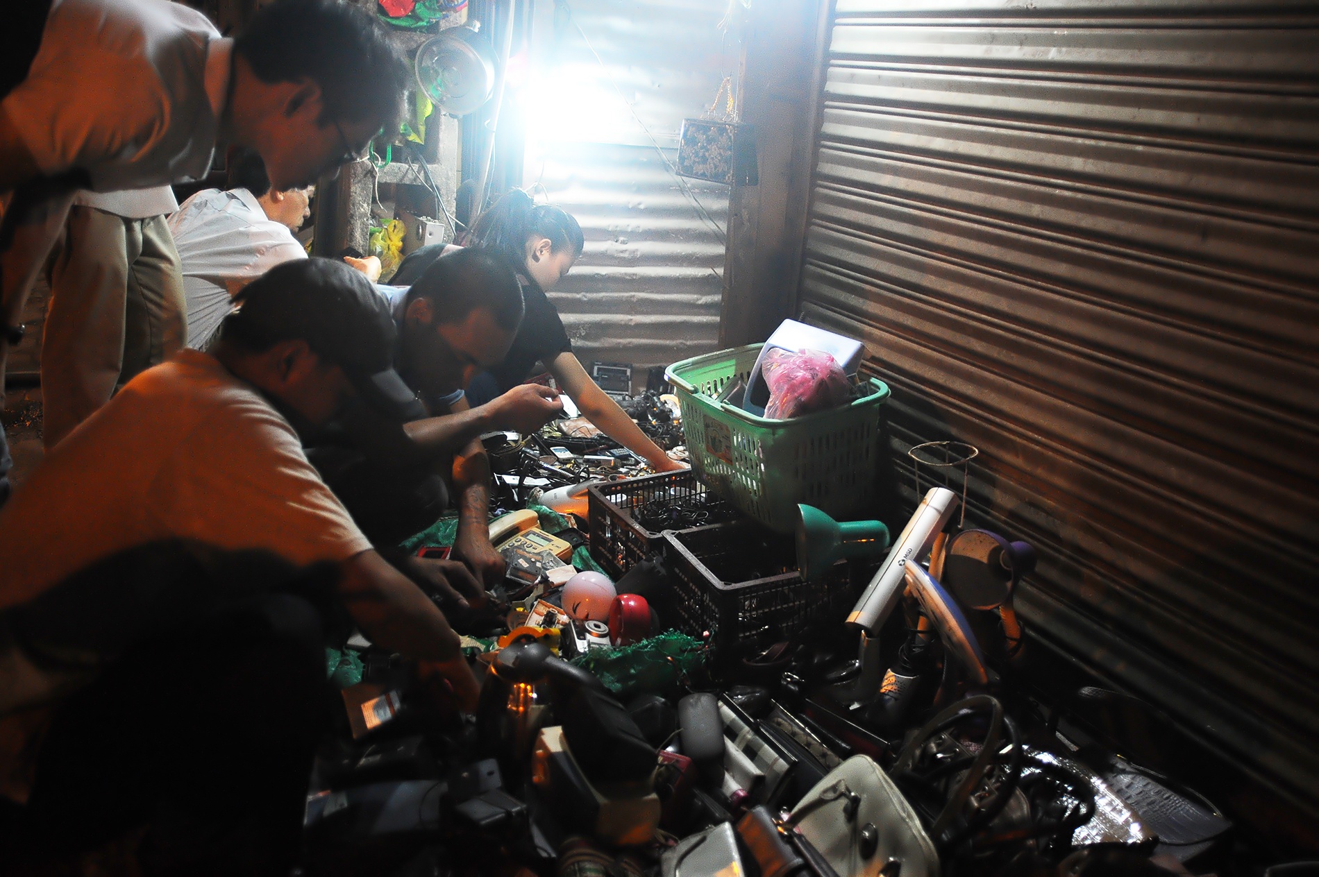 Những sạp hàng ở đây cũng có đủ loại, từ bật lửa, túi xách, đồ chơi trẻ con đến đồ điện tử cũ, hỏng.