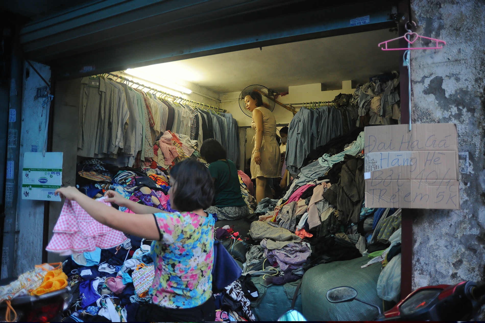 Nằm tại Phường Kim Liên - Đống Đa, chợ quần áo hàng thùng (hàng đã qua sử dụng) này được coi như chợ quần áo hàng thùng lớn nhất Hà Nội. 