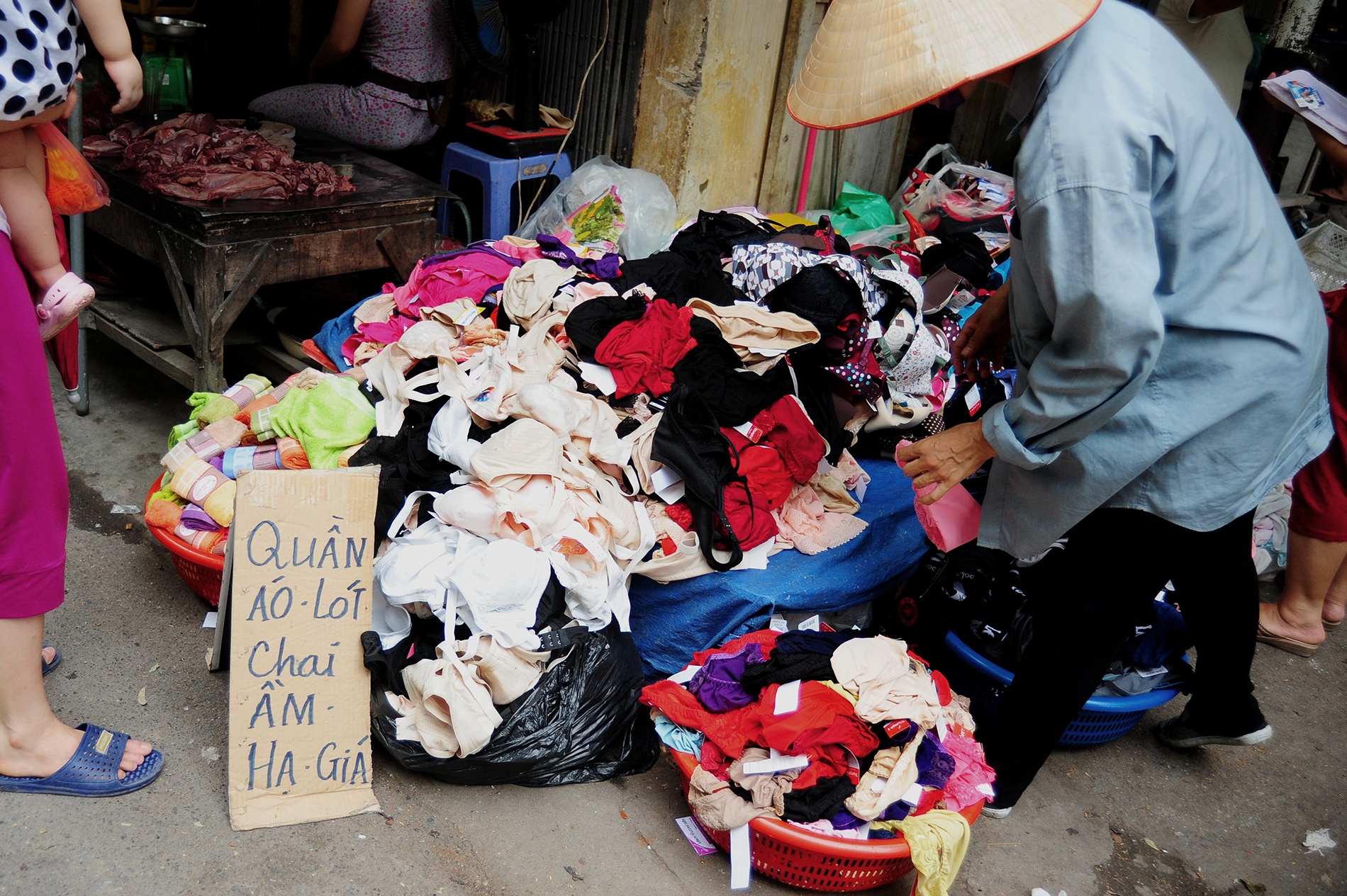 Ở đây bán rất nhiều loại quần áo cũ của cả nam lẫn nữ, từ áo da, áo khoác cho đến áo sơ mi, váy vóc, quần sooc và thậm chí cả bikini, đồ lót.