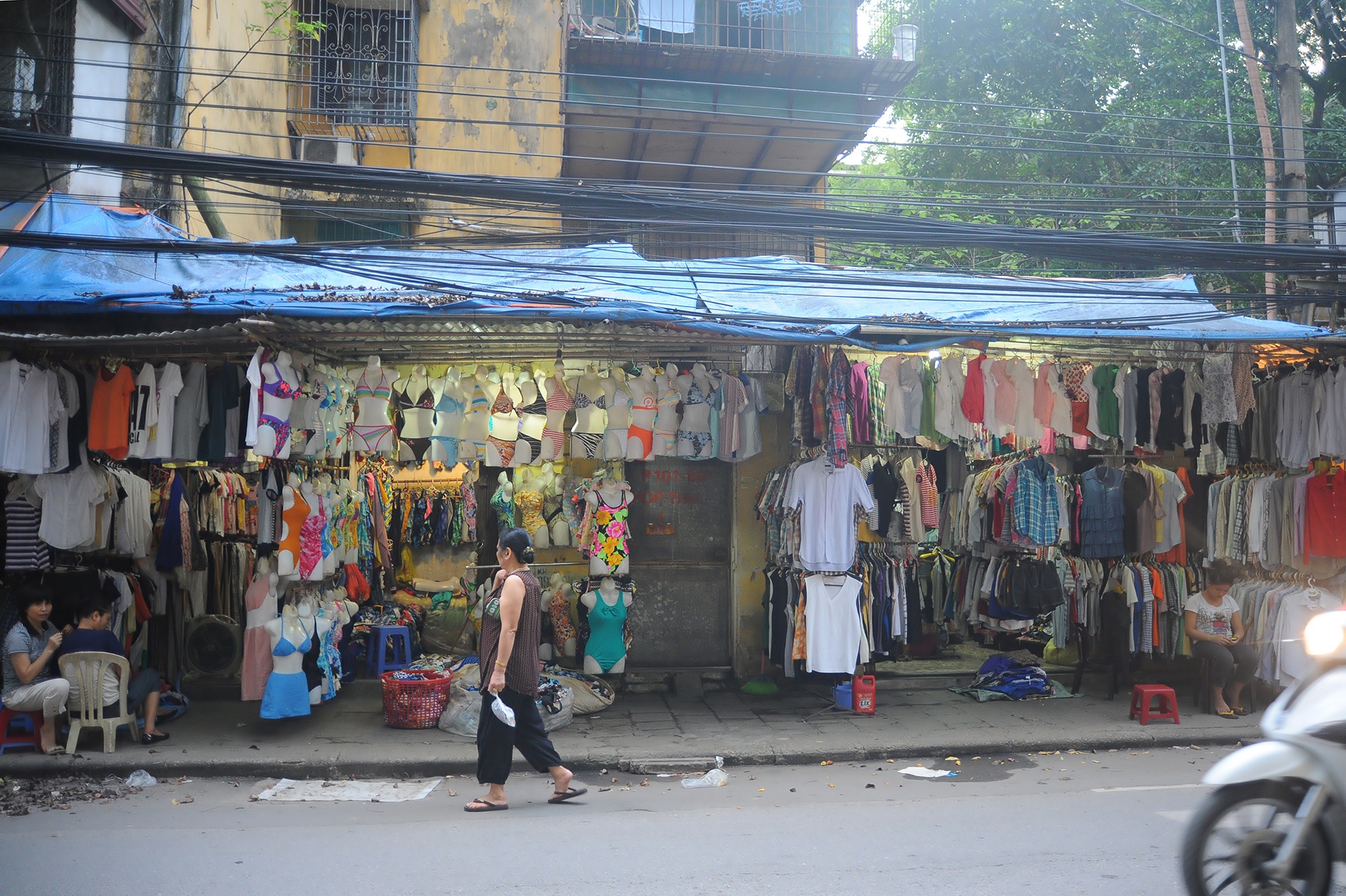 Gọi là hàng thùng vì các đồ này phần lớn được chất trong thùng hoặc thành đống, cho người mua đến bới tìm. Tuy nhiên có những đồ đẹp, được tuyển kỹ thì chủ hàng chọn riêng ra và treo lên móc thành dãy.