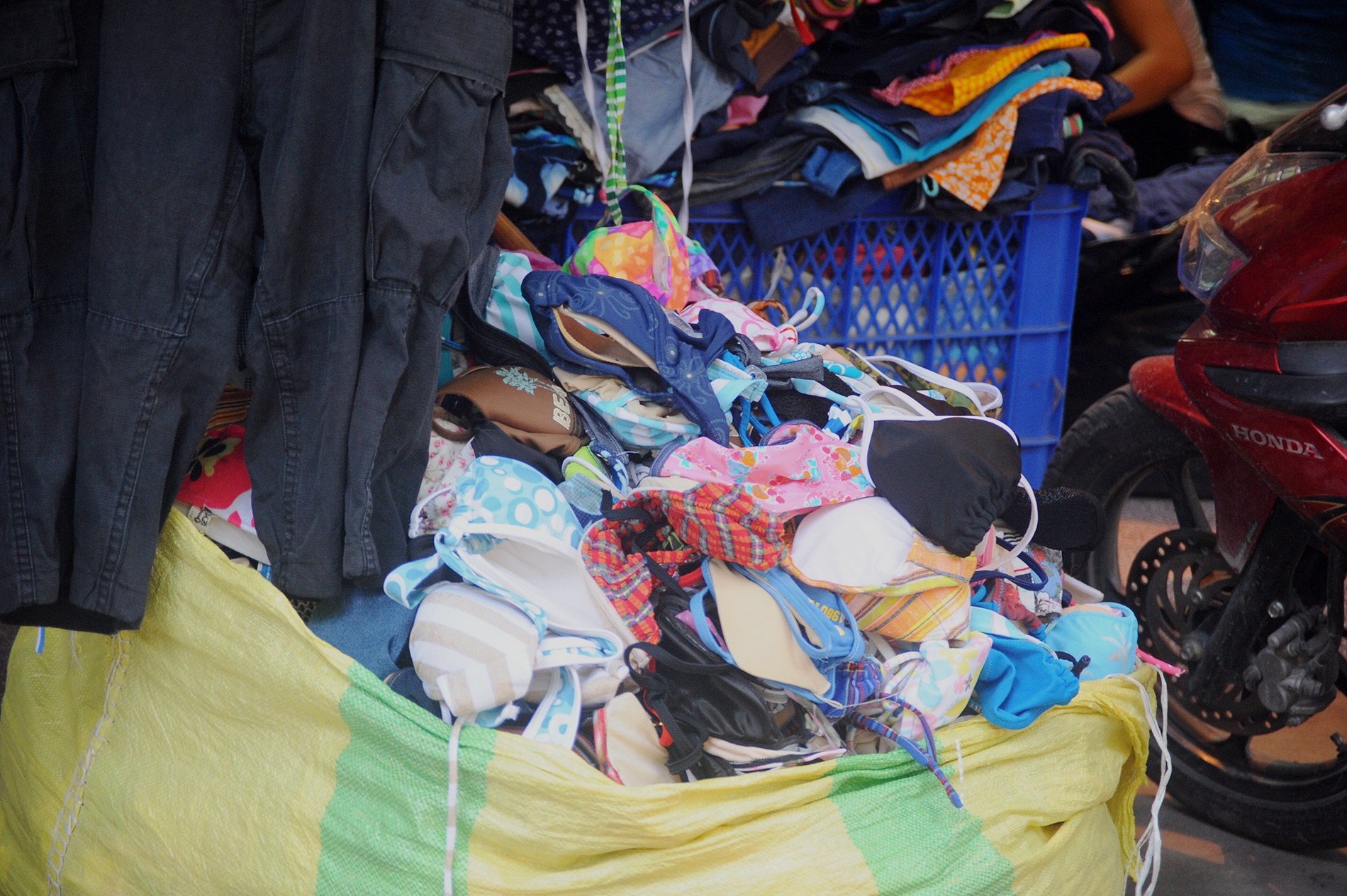 Chợ hàng thùng Kim Liên được hình thành từ thời bao cấp (1975 - 1986). Những gia đình khá giả khi có quần áo cũ không dùng nữa thường ra đây bán cho các chủ hàng. Sau đó, người lao động đến mua về dùng. Ngày nay, đồ hàng thùng được bán chủ yếu tại phố Đông Tác và phố Hoàng Tích Trí.