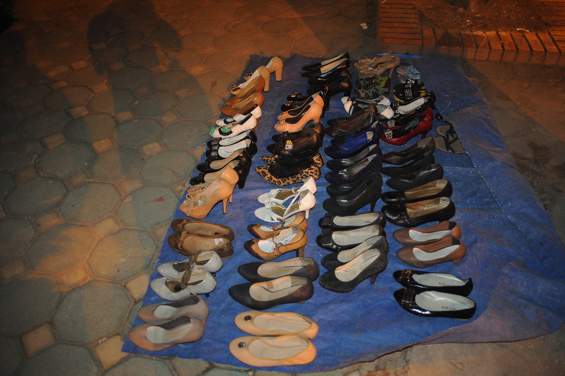 Có khá nhiều hàng bán giày cũ vỉa hè khắp Hà Nội, nhưng tập trung đông và nhiều nhất tại khu phố Nguyễn Khánh Toàn - Cầu Giấy, Hà Nội. Trước khi chuyển về đây, các hàng giày này thường bán tại khu vực Đống Đa.