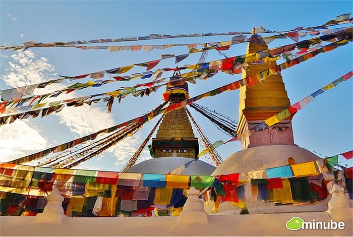 Đối với nhiều người Kathmandu, Nepal được xem như là cửa ngõ để đến với dãy Himalaya hùng vĩ, bên cạnh đó đây còn là một thành phố đầy sắc màu với những hàng dây cờ cầu nguyện được in nhiều bài kinh, câu chú. Nơi đây rất thích hợp cho một chuyến du lịch hành hương.