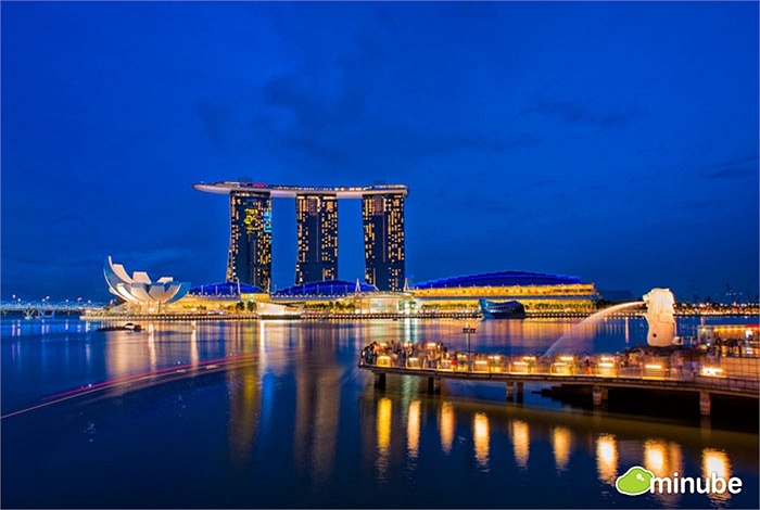 Đảo quốc Singapore xinh đẹp này nhiều năm liền có vị trí vững chắc trong top những thành phố đáng sống nhất thế giới. Tuy thành phố có diện tích khá khiêm tốn, nhưng bạn có thể tìm thấy bất cứ thứ gì mình muốn tại đây từ ăn uống, vui chơi đến thưởng ngoạn các danh lam thắng cảnh đều khiến bạn cảm thấy hài lòng.