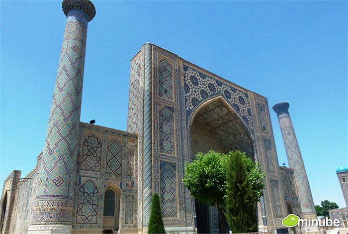 Samarkand, Uzbekistan là thành phố nằm trên con đường tơ lụa nổi tiếng từ thời cổ xưa. Thành phố được đầu tư xây dựng những công trình kiến trúc hồi giáo đồ sộ và độc đáo bậc nhất thế giới. Trong đó, quảng trường Registan nổi tiếng với lối kiến trúc Hồi giáo đẹp nhất thế giới.