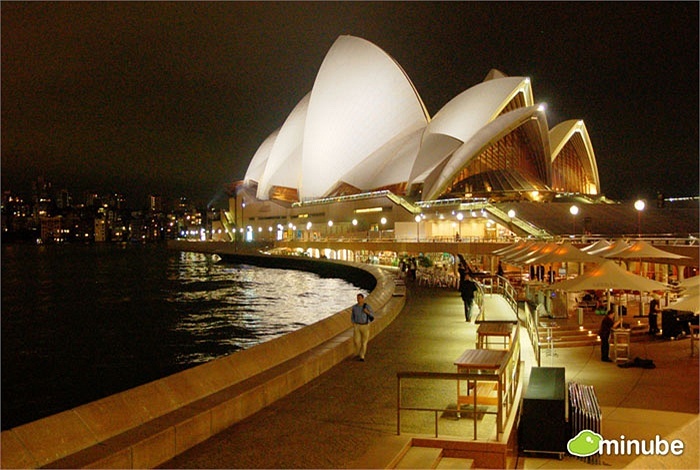 Sydney, Úc là một thành phố cảng xinh đẹp với những công trình đồ sộ mang tầm vóc thế giới. Nổi tiếng nhất trong số đó chính là nhà hát opera Sydney. Bên cạnh đó thành phố vẫn còn giữ được nhiều nét cổ kính và nhiều công viên cây xanh thân thiện với môi trường xen lẫn với những công trình kiến trúc hiện đại.