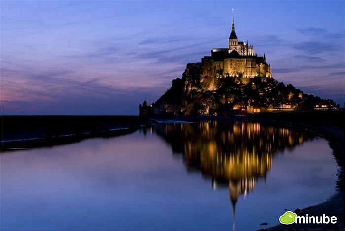 Mont Saint Michel là một thành phố nhỏ nhưng hằng năm thu hút hơn 3 triệu lượt khách du lịch ghé thăm. Chính phong cảnh như chốn thần tiên của ngọn tháp Mont Saint Michel Abbe và sự yên tĩnh của bãi biển Normandy đã làm siêu lòng mọi du khách ghé qua.