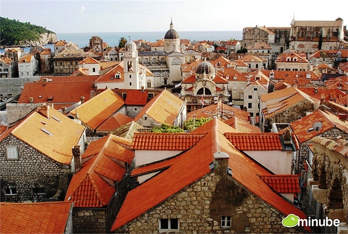 Dubrovnik, Croatia được ví như viên ngọc quý của biển Adriatic. Thành phố có lối kiến trúc cổ nằm dọc bên bờ biển xinh đẹp từ lâu đã được công nhận là một di sản thế giới. Ngày nay Dubrovnik được biết đến như một trong những thành phố quyến rũ nhất Châu Âu.