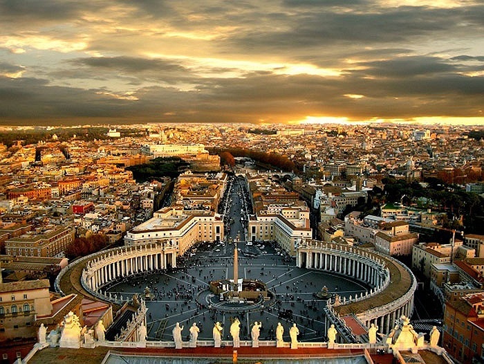 Thành Vatican: là quê hương của giáo hội Công giáo, du khách sẽ ấn tượng trước Những công trình kiến trúc vô giá, chạm khắc cực kì tinh xảo trên các mái vòm nhà thờ, quảng trường rộng lớn và thánh đường Thánh Phêrô đưa nơi đây trở thành quốc gia của nghệ thuật vĩnh hằng.