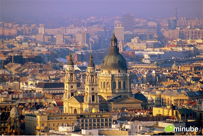 Budapest là thủ đô của Hungary có cảnh quan tuyệt đẹp với rất nhiều địa điểm đã được UNESCO công nhận là di sản thế giới. Hơn nữa Budapest còn có hơn 80 suối nước nóng, với hệ thống hang động ngầm lớn nhất thế giới rất lý tưởng để du khách nghỉ ngơi và thư giãn.