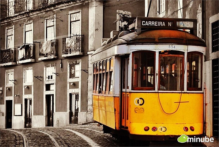 Lisbon nằm ở miền tây Bồ Đào Nha, trên bờ sông Tagus. Lisbon còn được biết đến với nhiều công trình kiến trúc nguy nga theo kiểu truyền thống Bồ Đào Nha, La Mã, Ả Rập, Gothic. Đây là một địa điểm du lịch mà bạn có thể tìm thấy tất cả vẻ đẹp của: Biển, mặt trời, ánh nắng và những con phố nhiều màu sắc.