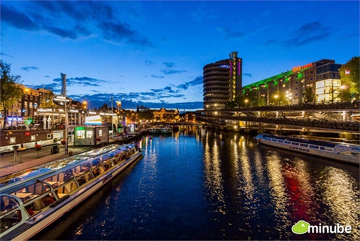 Amsterdam, Hà Lan: một thành phố xinh đẹp, thú hút hàng triệu khách du lịch ghé thăm bởi các khu đèn đỏ nổi tiếng. Khung cảnh toàn thành phố Amsterdam gần giống như một thế giới cổ tích với những chiếc cối xay gió, những ngôi nhà cổ, những cây cầu và những ngôi nhà sàn tuyệt đẹp và hệ thống kênh rạch đan xen chằng chịt.