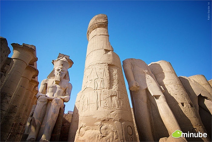 Thành phố Luxor, Ai Cập: Nằm trên bờ sông Nile thơ mộng với những công trình kiến trúc khổng lồ xứng tầm “bảo tàng ngoài trời”, Luxor cho du khách cơ hội được tiếp xúc với hàng loạt đền đài, lăng tẩm cổ đại gồm Karnak, Thebes và thung lũng các vị vua nằm ngay giữa lòng thành phố.