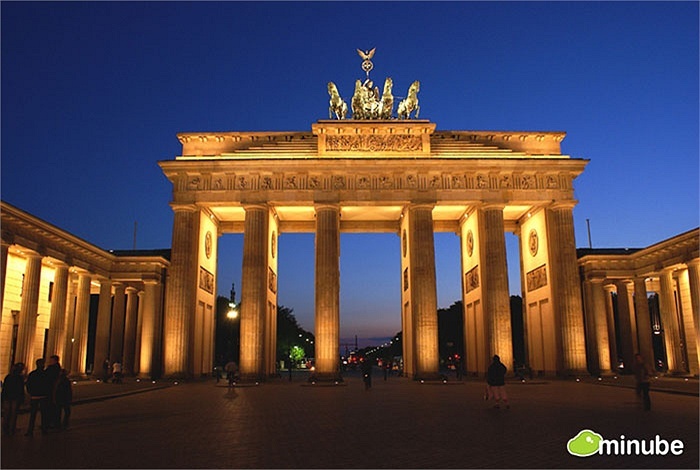Berlin, Đức: là một trong những thành phố thú vị nhất ở châu Âu bởi cuộc sống về đêm nhộn nhịp và các quán bar nhà hàng sôi động. Berlin còn có những công trình cổ kính, hiện đại gắn liền với lịch sử văn hoá, chính trị lâu đời.