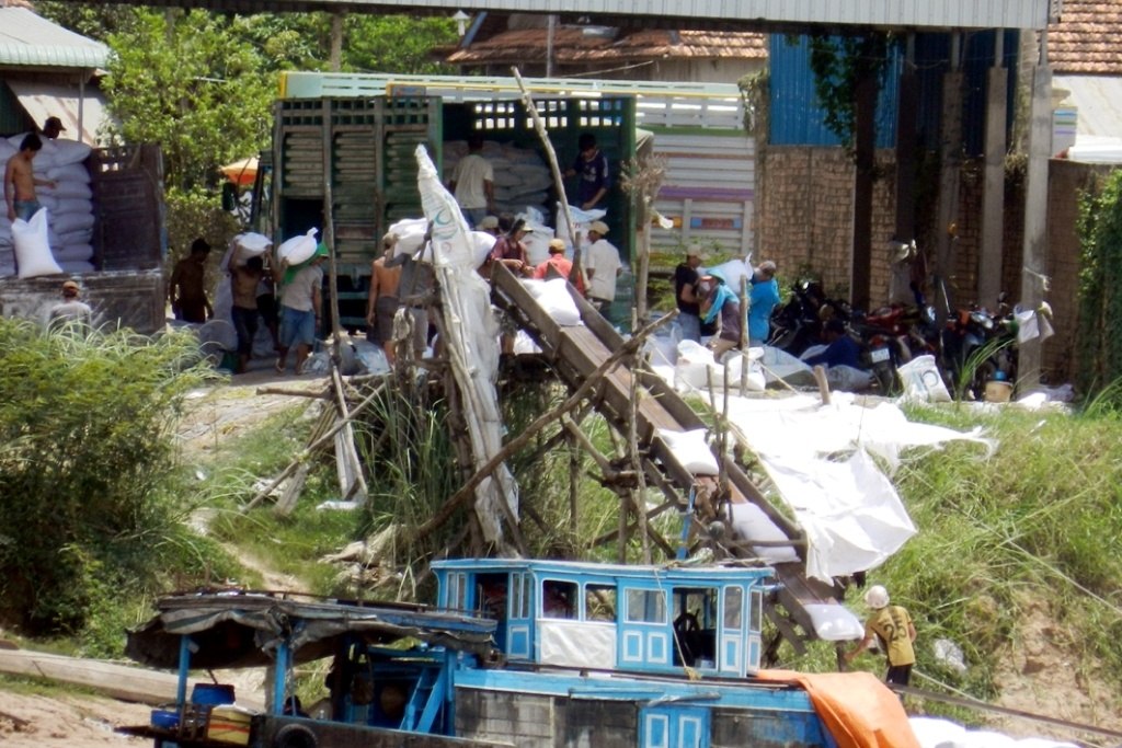 Tuy nhiên hiện nay, niên vụ đường trong nước đã cuối vụ, nhưng vì giá đường Thái Lan từ Campuchia vào Việt Nam vẫn thấp hơn trong nước từ 2.000 -3.000 đồng/kg. Chính vì vậy việc buôn lậu đường diễn ra rầm rộ ở khu vực biên giới miền Tây.