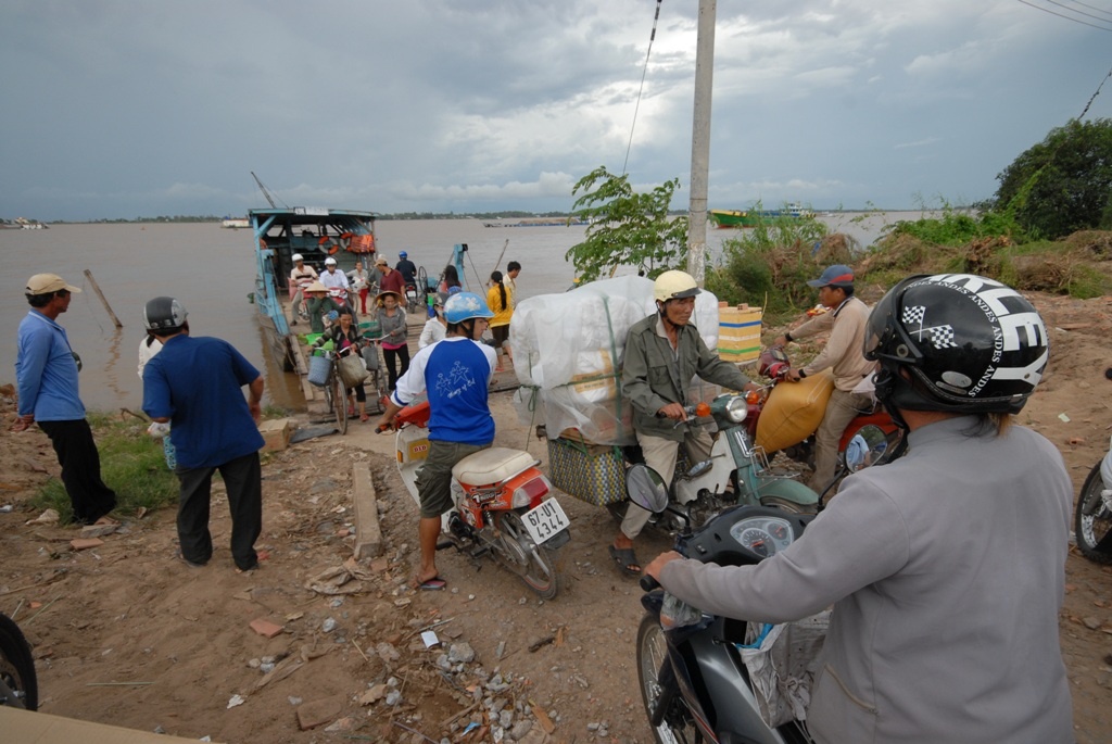 Đường cát ngoại vào An Giang được các tay buôn phân tán tiêu thụ khắp nơi.