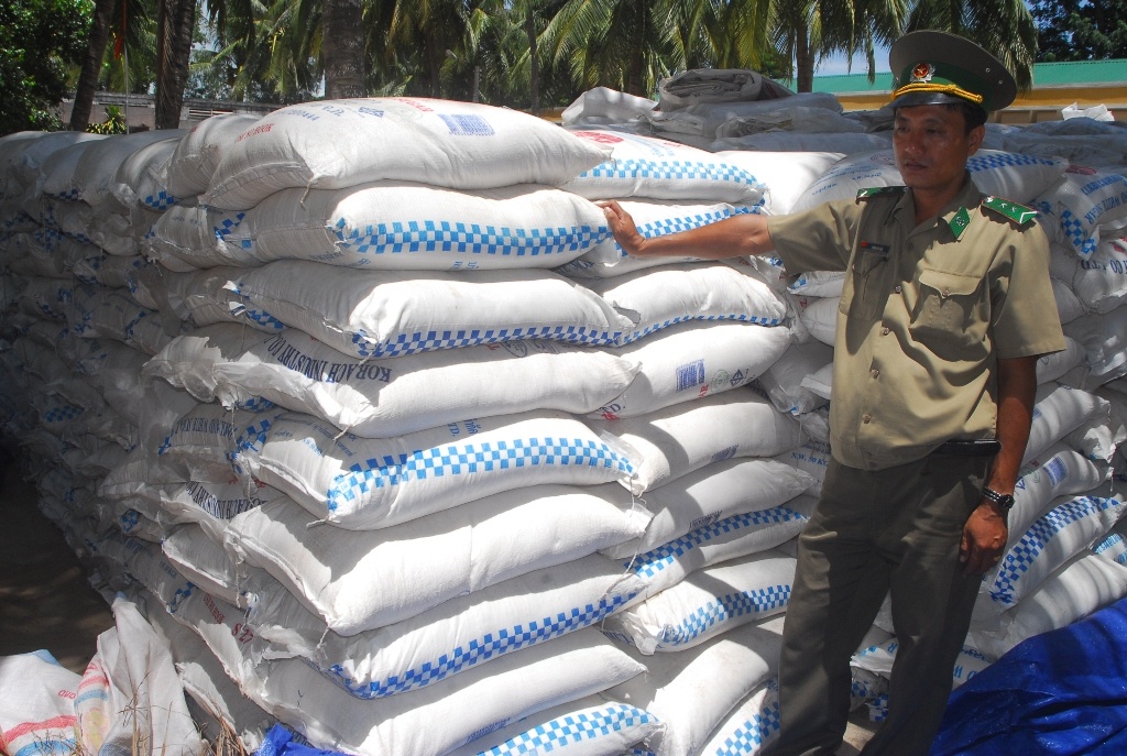 Theo một chiến sĩ biên phòng ở huyện An Phú – An Giang cho biết: “Xe tải chở đường thuê cho tay buôn lậu T ở đây. Chúng có gần 30 chiếc, mỗi chiếc chở từ 10-15 tấn đường. Chạng vạng, khi nhận đầy đường từ biên giới, thì các xe này đậu ở nhiều nơi chờ giờ hành động. Họ đợi đến khuya (1-2 giờ đêm) mới xuất phát. Các xe này thường chở quá tải trọng. Xe 4,5 tấn có thể chở tới 10 tấn và chạy bất kể chết, rầm rập trong đêm. Biết rằng là buôn đường lậu, nhưng chúng tôi đành bó tay, vì chúng có gốc “lớn” lo lót đường đi nên chúng tôi không thể làm gì được”.