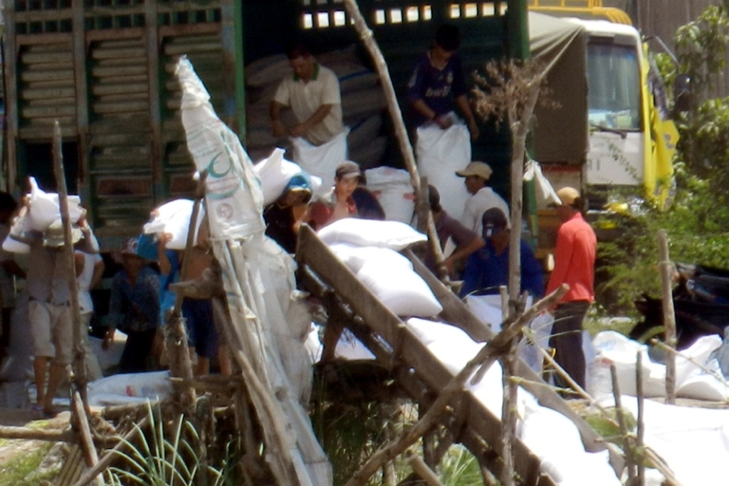 Lâu nay, đường cát Thái Lan vịn vào hoá đơn mua đường trong nước để nhập lậu, khiến nhiều lực lượng phòng chống đường lậu đành bó tay. Nó còn là nỗi ám ảnh của nông dân trồng mía ở Việt Nam. 