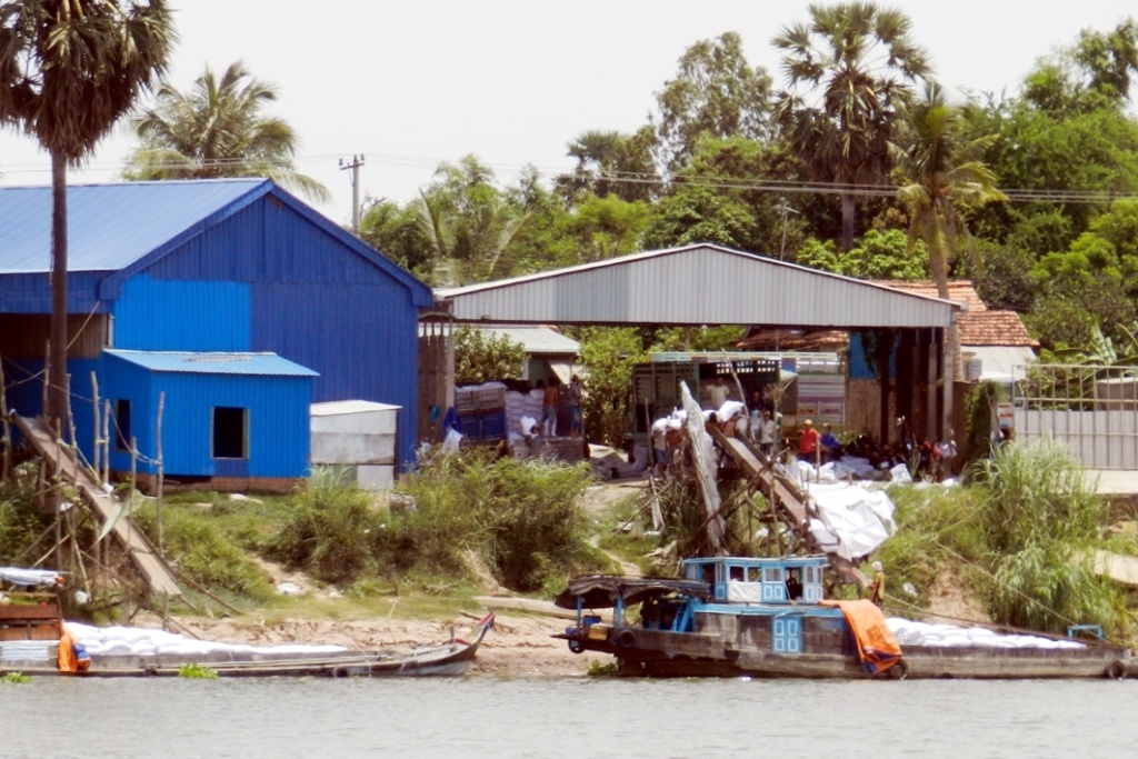 Hồng, trắng, mịn và vị ngọt đậm đà là những phẩm chất vượt trội khiến người tiêu dùng chết mê đường Thái. Các yếu tố đó giúp đường Thái “trị vì” trên xứ Việt. Và bây giờ, đường Thái vẫn ung dung tràn vào đất Việt.