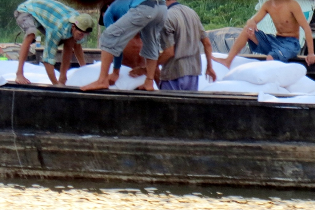 Vùng buôn lậu đường trọng điểm và lớn nhất VN là tuyến giáp tỉnh An Giang với Takeo và Kandal (Campuchia) nơi đây mỗi ngày có hàng ngàn tấn đường nhập vào Việt Nam một cách hộp thức hóa để đem đi tiêu thụ khắp nơi.