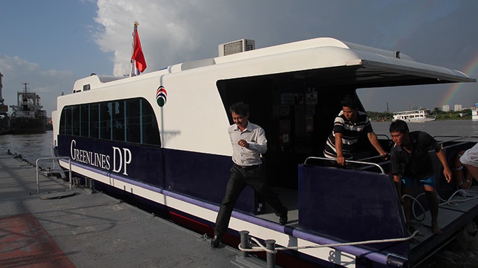 Trước đó, ngày 20-1 một chiếc tàu cao tốc cánh ngầm của hãng Vina Express đã bốc cháy dữ dội trên sông Sài Gòn (Q.7, TP.HCM) khi đang chở 92 người trên tàu đi hướng Vũng Tàu. Để đảm bảo an toàn, ngay sau khi xảy ra sự cố cơ quan chức năng đã yêu cầu toàn bộ tàu cao tốc cánh ngầm hoạt động trên tuyến TP.HCM - Vũng Tàu đến nay.  Dù tàu cánh ngầm đã ngưng hoạt động từ nhiều tháng nay nhưng nhiều du khách nước ngoài vẫn thường đến bến tàu cánh ngầm để nắm tình hình khi nào chạy lại.