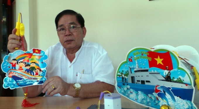 Ông Huỳnh Văn Khánh bên các loại lồng đèn Trung thu tâm huyết.