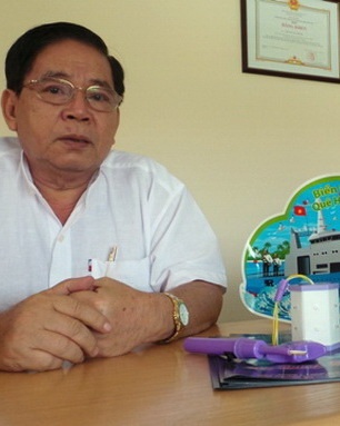 Ông Huỳnh Văn Khánh bên cạnh sản phẩm Việt hóa - cán lồng đèn nhựa 7 màu, có lồng nhạc thiếu nhi - kể về bài học khi làm ăn với đối tác Trung Quốc