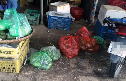 Những túi hoa quả dập nát, thối được đóng vào túi nilon để đem bán cho các quán cà phê theo đơn đặt hàng từ trước.