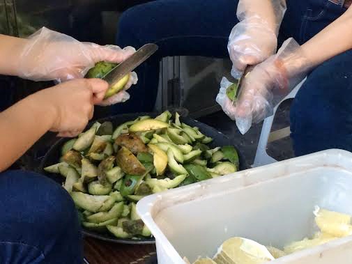 Các loại hoa quả dập nát, thối rữa được cắt, gọt để bán.