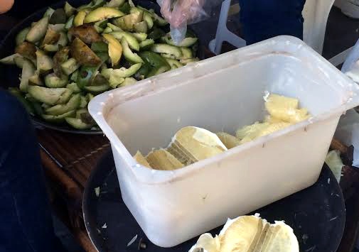 Các quán cà phê chế biến hoa quả dập, thối thành những ly sinh tố, nước ép thơm ngon, mát lạnh