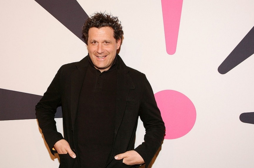 2. Isaac Mizrahi  Isaac Mizrahi là 1 nhà thiết kế nổi tiếng trong thập kỷ 90. Năm 1995, 1 dòng sản phẩm ít tốn kém , Is**c, gồm các mặt hàng có giá từ 275 đến 850 đôla có thể được xem là 1 bước tiến lớn của Mizrahi nhưng đã bị đóng cửa năm 1997. Năm 2002, ông đã tạo ra 1 dòng sản phẩm khá thành công cho Target gồm khăn, giày dép, quần áo, và đồ cho thú cưng. Năm 2008, Mizrahi đã đóng cửa dòng sản phẩm này và tung ra 1 bộ sưu tập cho Liz Claiborne năm 2009 nhưng thất bại. Tuy nhiên, Mizrahi đã thiết kế cho QVC 1 dòng sản phẩm khá thành công vào 2 năm sau đó. Ông cũng có 1 dòng sản phẩm giày dép và quần áo giá cả hợp lý tại Bloomingdales và Nordstom tuy nhiên thời đại thiết kế của ông lại đang dần lùi xa.