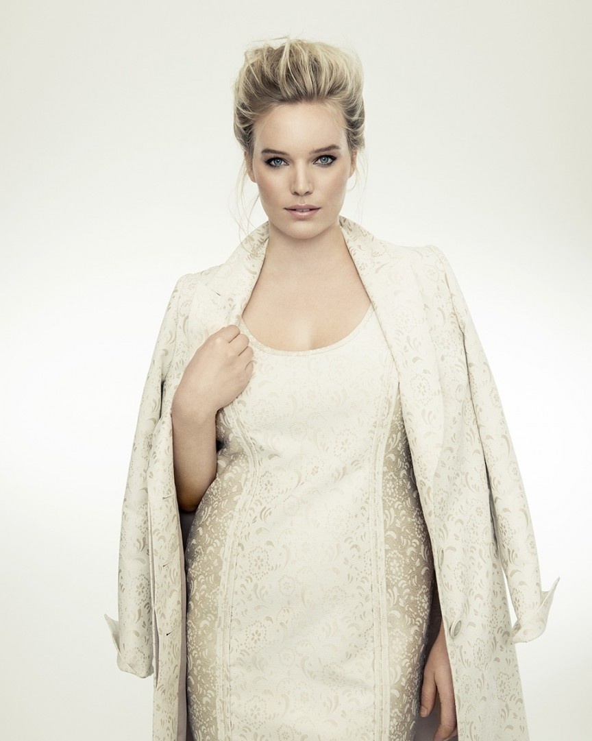 5. Isabel Toledo  Có lẽ, Isabel Toledo nổi tiếng nhất nhờ thiết kế trang phục “Lemongrass” cho Đệ nhất phu nhân, Michelle Obama mặc trong lễ nhậm chức của chồng bà. Cũng vào thời điểm đó, những thiết kế đẹp của Toledo được bán tại các cửa hàng thời trang cao cấp như Barney’s New York. Ngay cả tạp chí tinh tế như New Yorker cũng nhận định bà Toledo và chồng là Ruben là cùng 1 đội. Năm 2010, bà đã ra mắt dòng thời trang giày tại Payless, gồm cả túi xách và bộ ly hợp. Năm 2013, bà trở thành nhà thiết kế đầu tiên từng hợp tác với 1 nhà bán lẻ có kích thước cộng. Theo đó, bộ sưu tập 25 mảnh cho Lane Bryant có giá từ 38 đến 179 đôla.