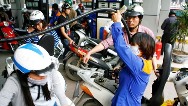 Nhà nước nên giảm thuế, phí đối với xăng dầu để chia sẻ với người dân và doanh nghiệp.