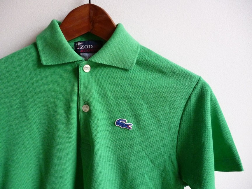 9. Izod - Izod là 1 nhãn hiệu bình dân của Phillips Van Heusen có bán lẻ mặt hàng là áo sơ mi nam với giá dưới 30 đôla. Lacoste luôn là nhãn hiệu cao cấp hơn với 1 chiếc polo tương tự có giá trung bình khoảng 100 đôla. Sự khác biệt ở đây là gì? Đó chính là biểu tượng hình cá sấu nhỏ trước ngực. Giữa những năm 1952-1993, những nhãn hiệu này hợp tác để làm nên những chiếc áo sơ mi mang thương hiệu Izod Lacoste, thường được gọi là “áo sơ mi Izod”. Tuy nhiên, đến những năm 90, nhãn hiệu này dần mất đi sự nổi tiếng và được chuyển nhượng cho PVH vào năm 1995 trong khi Lacoste vẫn là 1 thương hiệu sang trọng.