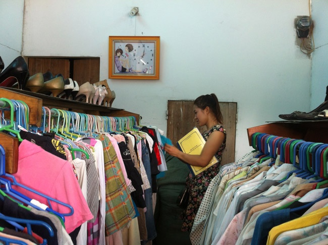 Khách đên mua hàng thùng đổ ở các chợ quê.