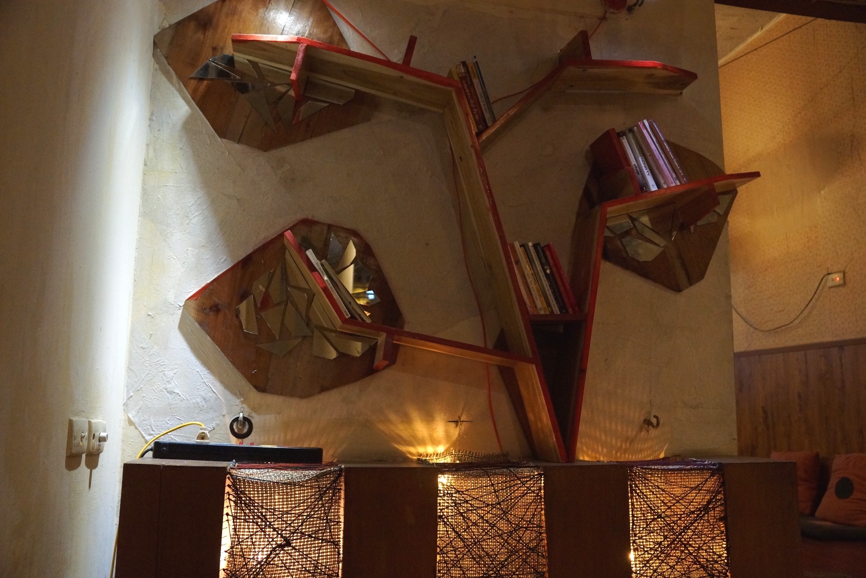 Noi that doc dao cua quan ca phe chuon chuon, thung mung hinh anh