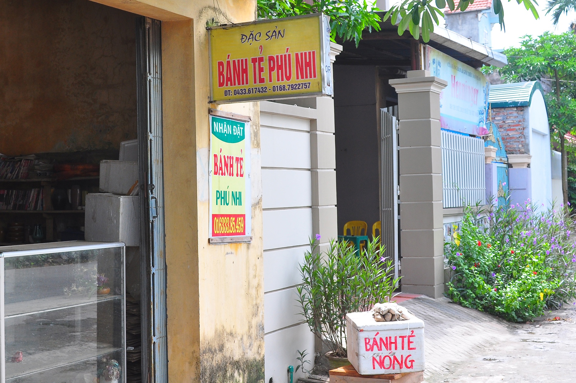 Món bánh tẻ Phú nhi là một món ăn truyền thống từ lâu đời, trước kia các gia đình chỉ làm số lượng ít để phụ vụ người thân, họ hàng vào các dịp lễ tết. Chỉ có 3-4 hộ làm bánh tẻ để bán làm quà sáng cho người dân quanh vùng. Đến nay, giao thông thuận lợi hơn, các phương tiện truyền thông báo đài quảng bá nhiều hơn, bánh tẻ trở thành món đặc sản được nhiều người ở các tỉnh trên cả nước biết đến và ưa chuộng, vì thế đã có đến 100 hộ trong làng chuyên sản xuất bánh tẻ với mục đích kinh doanh. Có những gia đình sản xuất trung bình 1-2000 bánh mỗi ngày. Trong những gia đình đó có thể kể đến gia đình bà Phạm Thị Bình ở thôn Phú Nhi 3.