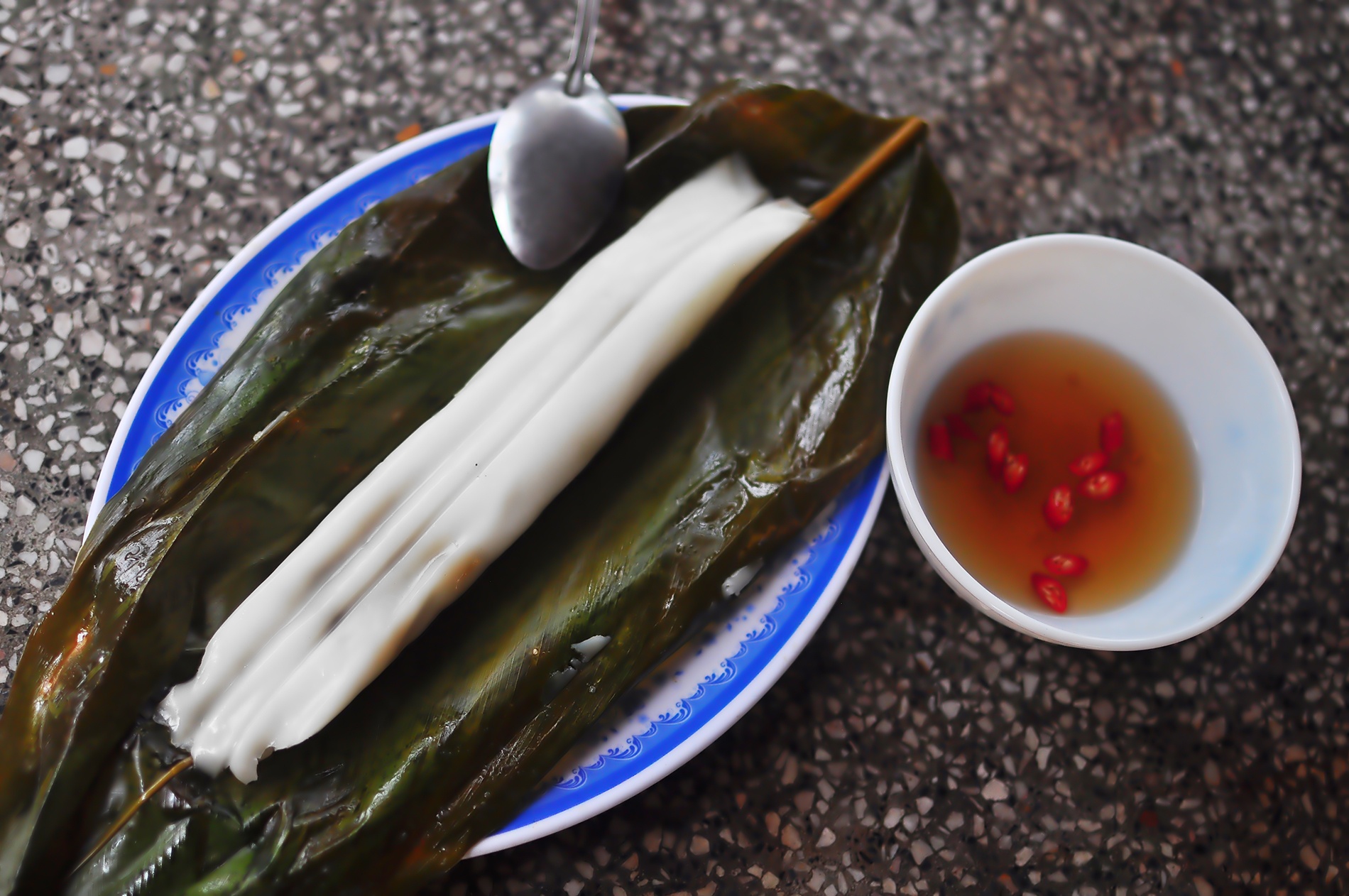 Chiếc bánh tẻ này lại được luộc 2-3 tiếng để trở thành chiếc bánh tẻ chín.