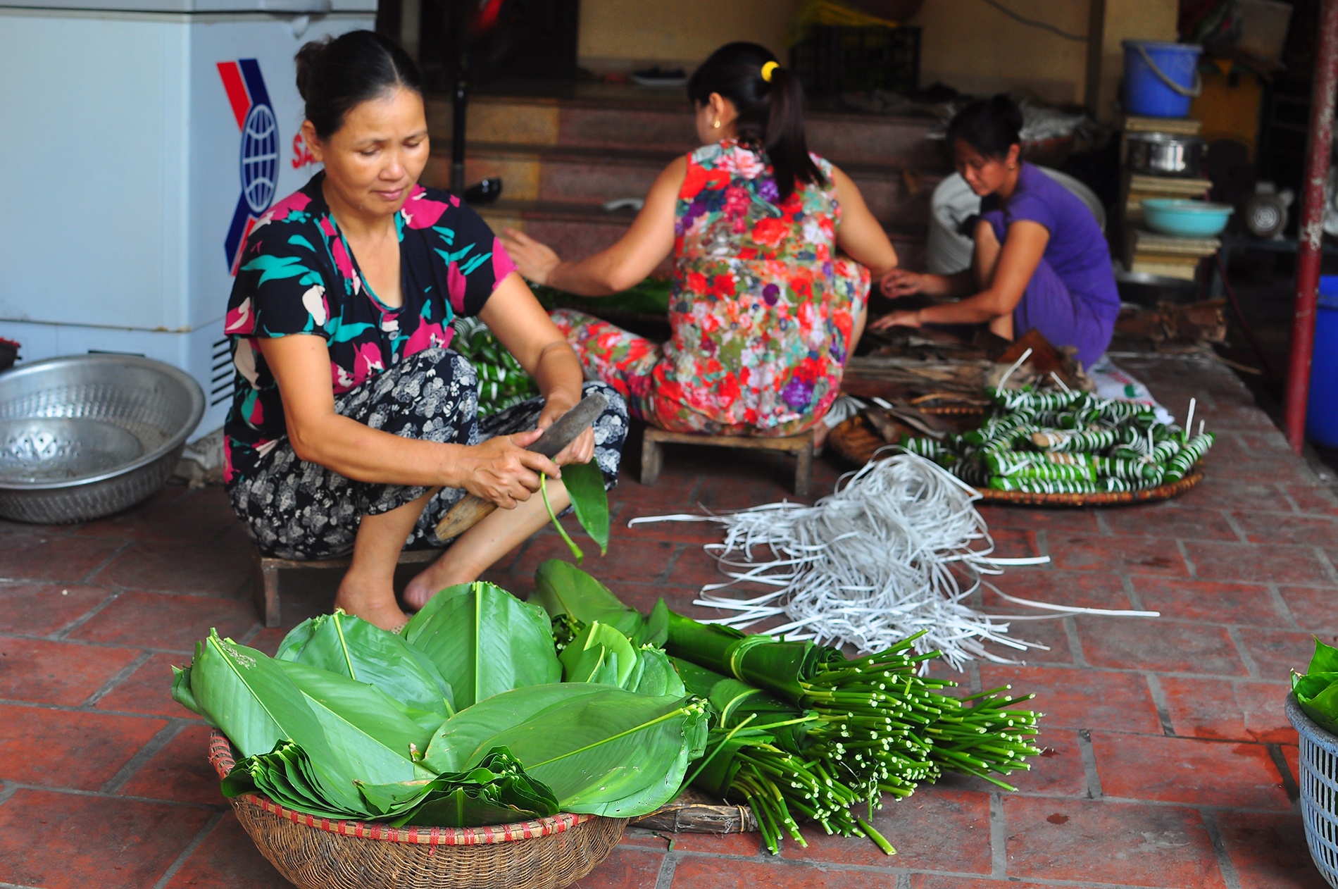 Bà Bình cho biết, Phú Nhi xưa được gọi là Bần Nhi, là một làng nhỏ nằm ven Sông Hồng. Trước kia là làng thuần nông, các ngành nghề của dân cư trong làng chủ yếu xoay quanh cây lúa. Món bánh tẻ được ra đời cũng dựa trên các nguyên liệu thuần nông. 