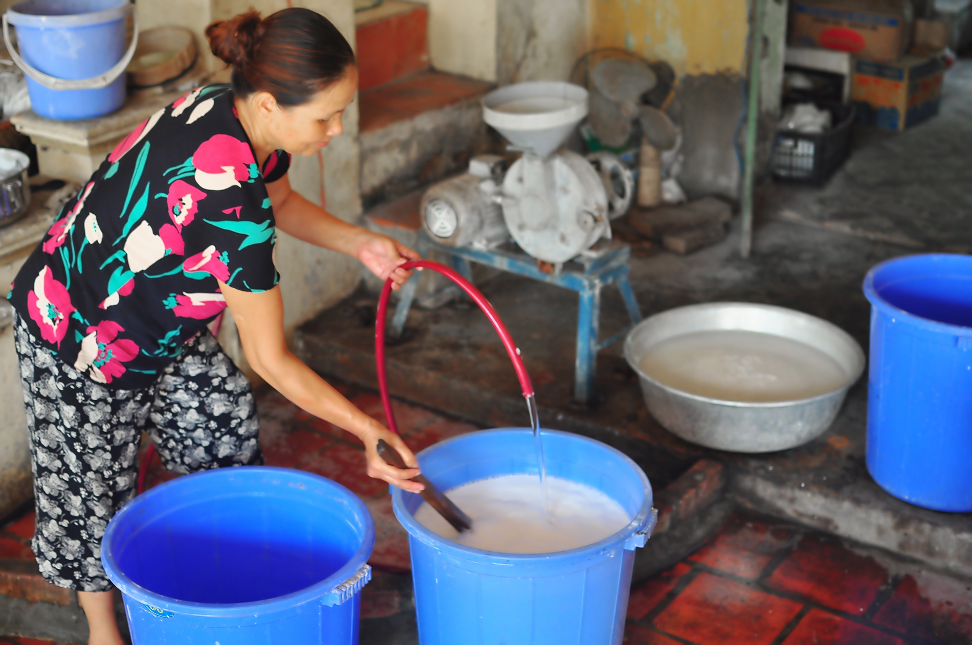 Gạo tẻ sau khi ngâm được 3 ngày sẽ được xay thành bột, rồi bột lại được ngâm 2 ngày trước khi được nấu, phải rửa gạo, ngâm gạo và bột bằng nước sạch để bột không bị chua, khi khi ngâm và khi nấu bột sẽ được quấy đều nhiều lần để bột ngấm nước đều và đủ độ dẻo. 