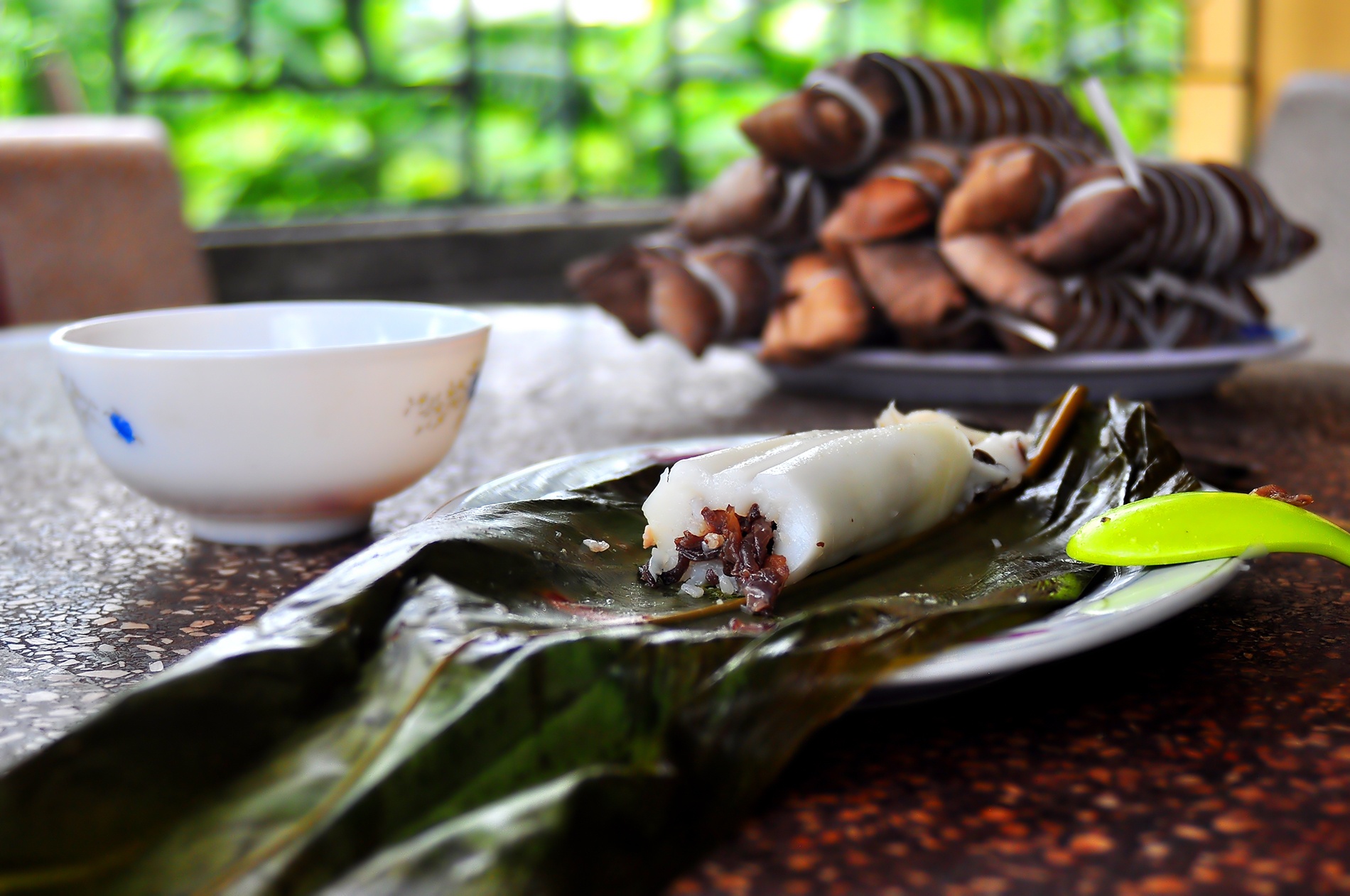  Bánh tẻ Phú Nhi nổi tiếng vì có hương vị thơm ngon đặc biệt vậy mà mỗi chiếc bánh được bán ra với giá rất rẻ chỉ 5000đ/chiếc.