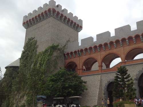 Một trong bốn tháp góc bằng đá cao như pháo đài - nét đặc trưng của lâu đài Châu Âu cổ.