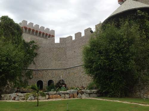 Tường thành bằng đá cao và vững chãi.