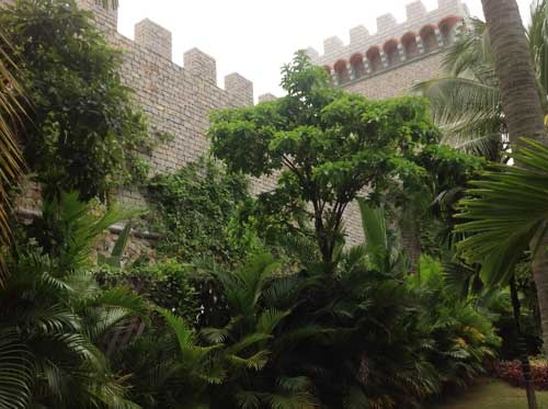 Khuôn viên lâu đài phủ kín cây xanh.